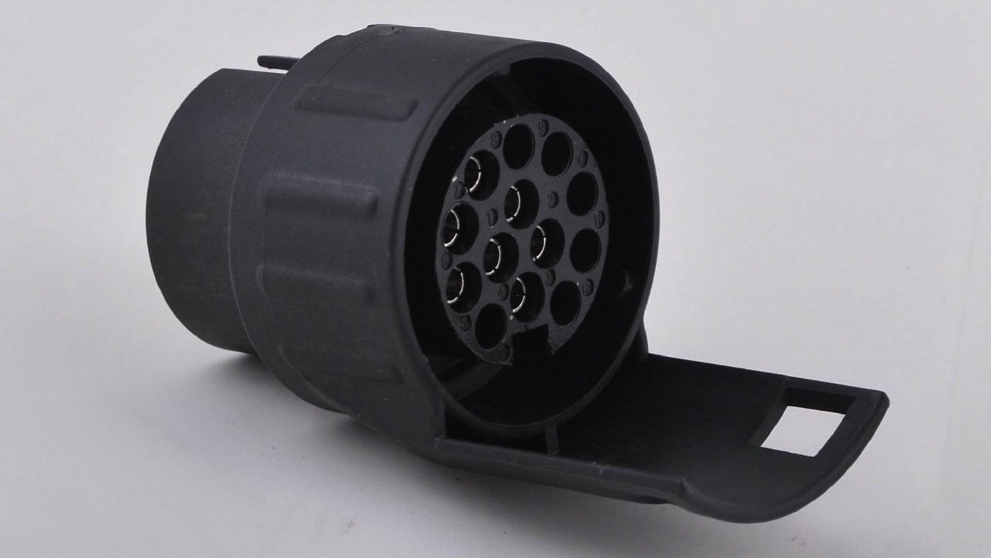 Adapteri 13-7 pin +15€