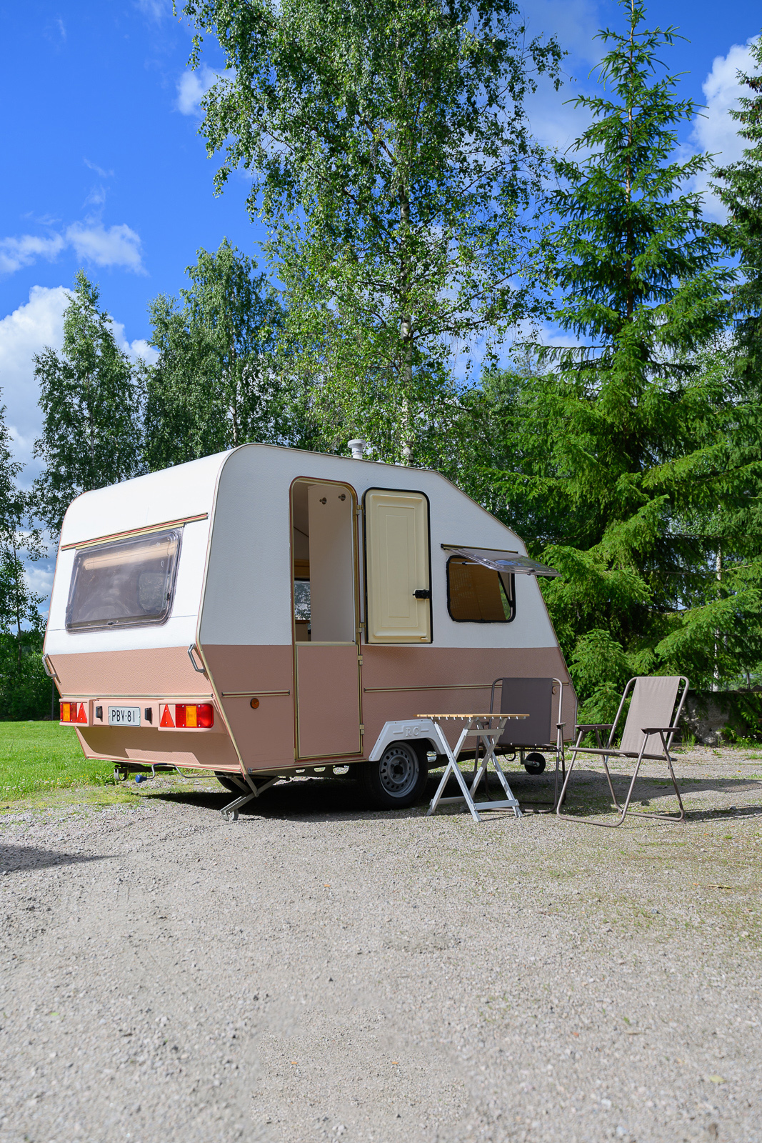 Ulkopöytä ja -tuolit kuuluvat mukaan pakettiin.