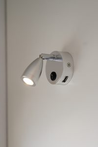 LED-valot ja USB-latausmahdollisuus.