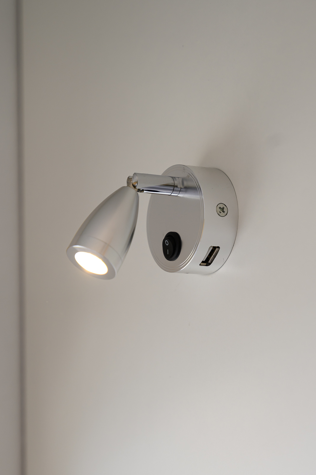 LED-valot ja USB-latausmahdollisuus.