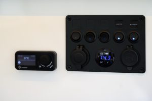 Diesel-lämmitin, USB-latauspistokkeet, jännitemittari.